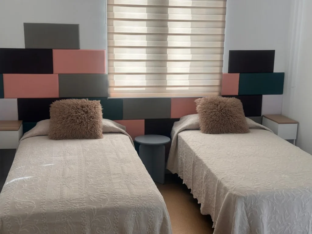habitacion-privada-camas-albergue-armenteira